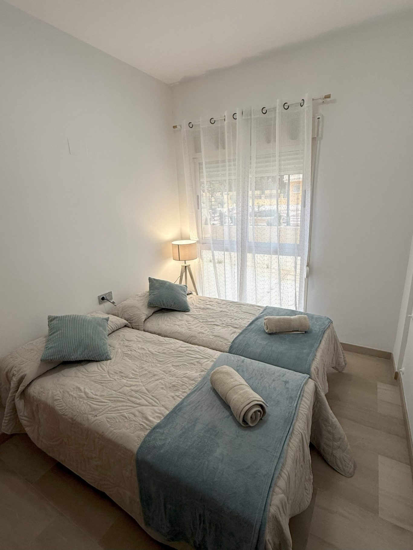 2 camas de 90 cm Dormitorio con dos camas individuales muy confortables y armario, ideal para familias en el apartamento de Denia. En Costa Blanca
