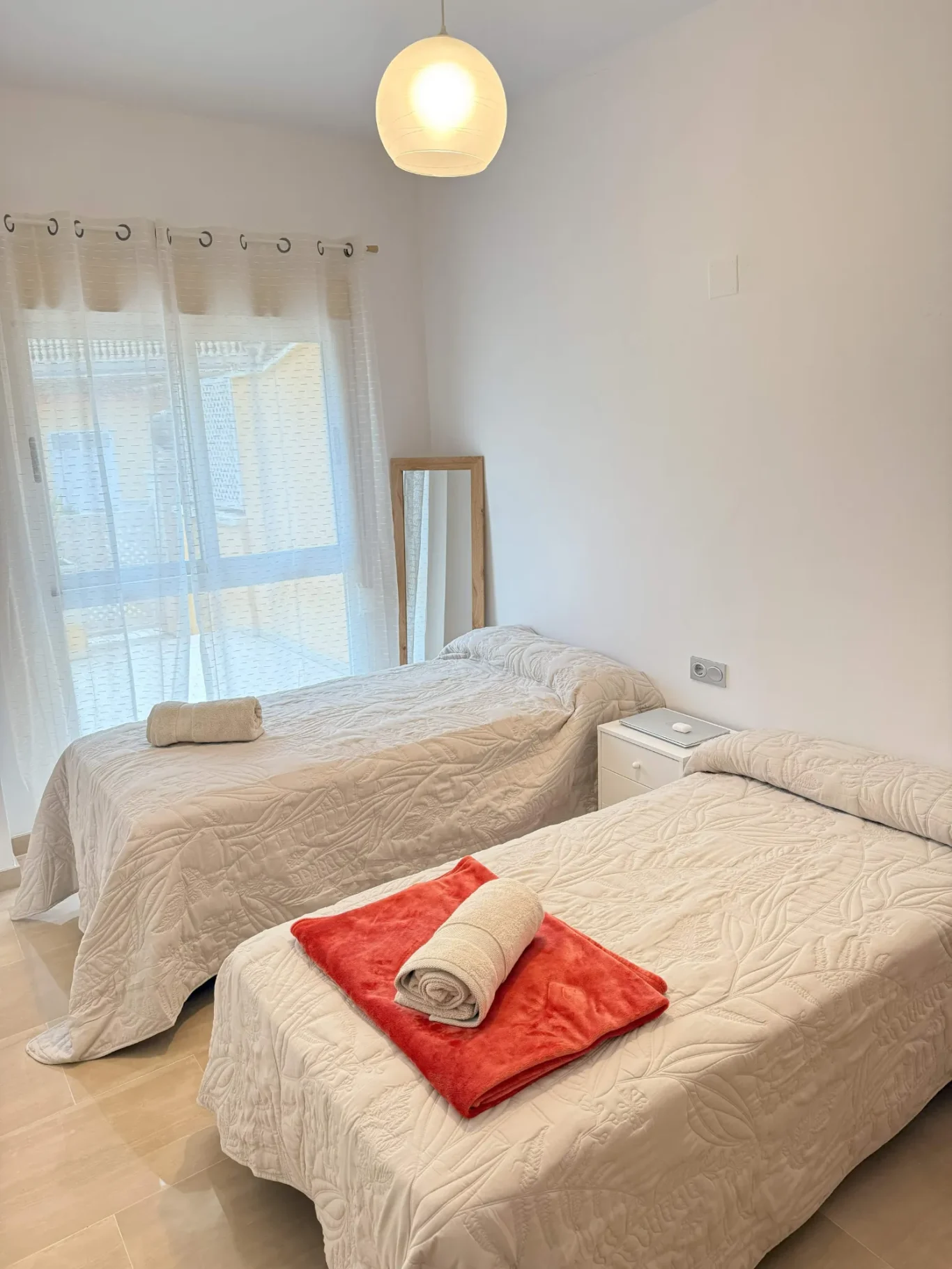 2 camas de 90 cm + 1 supletoria Dormitorio con dos camas individuales muy confortables y armario, ideal para familias en el apartamento de Denia.Aire Acondicionado
