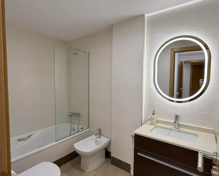 Baño principal del apartamento en Denia, amplio y luminoso, con una cuidada decoración de estilo mediterráneo que ofrece un ambiente acogedo