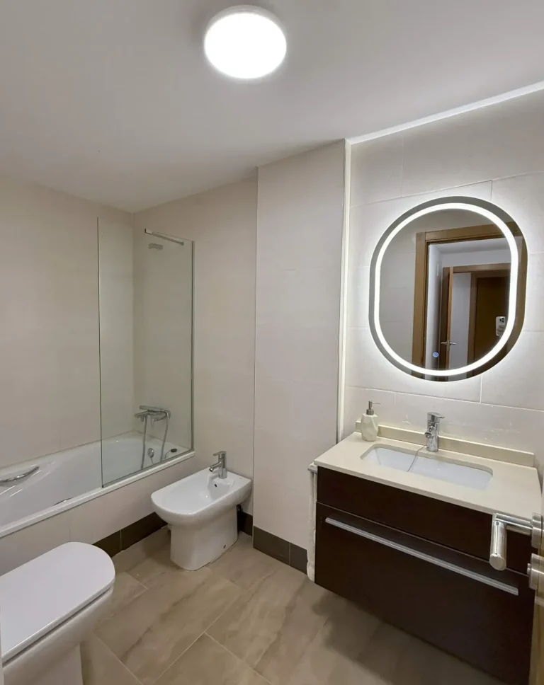 Baño principal del apartamento en Denia, amplio y luminoso, con una cuidada decoración de estilo mediterráneo que ofrece un ambiente acogedo
