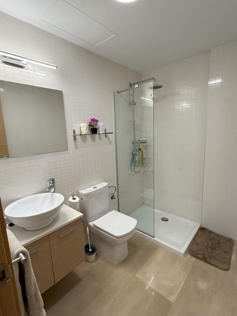 Baño secundario del apartamento turístico en Denia.