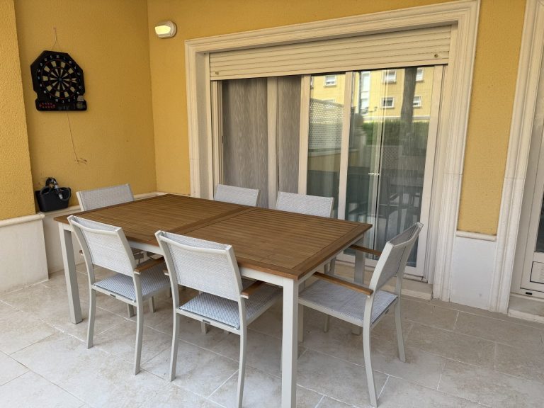 Gran Terraza privada  con mobiliario exterior, tumbonas y zona de sombra. Acceso a piscina