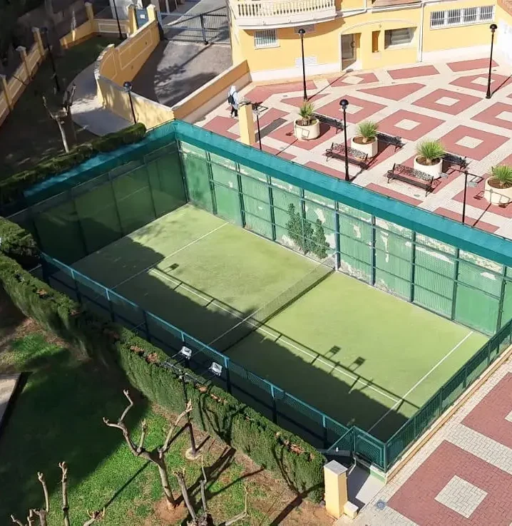 Pista de pádel en la urbanización, un espacio para disfrutar de deportes al aire libre durante tu estancia en Denia