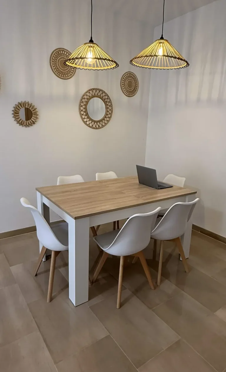 alojamiento en Dénia con comedor espacioso y práctico