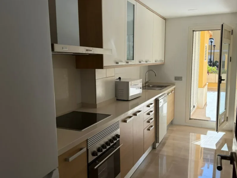 Cocina moderna y totalmente equipada con vitrocerámica, horno, microondas y lavavajillas en el apartamento turístico en Denia